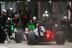 Jenson Button, McLaren MP4-30, fait un arrêt aux stands