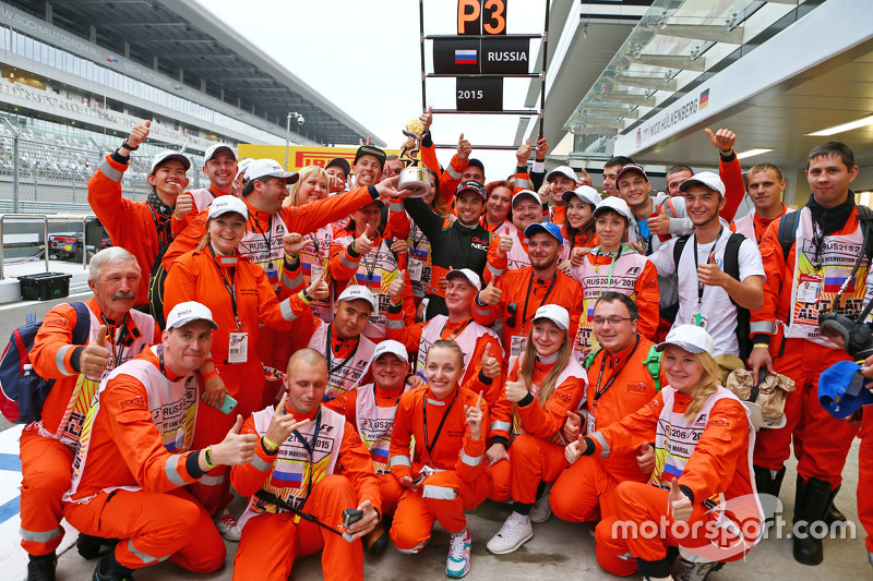 Sergio Pérez, Sahara Force India F1 celebra su tercera posición con los mariscales de la pista