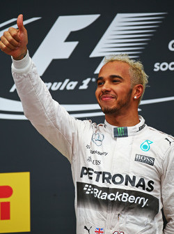 Il vincitore della gara Lewis Hamilton, Mercedes AMG F1 festeggia sul podio