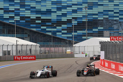 Felipe Massa, Williams FW37 et Jenson Button, McLaren MP4-30