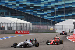 Valtteri Bottas, Williams FW37 à frente Kimi Raikkonen, Ferrari SF15-T
