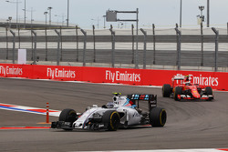 Valtteri Bottas, Williams FW37 y Kimi Raikkonen, Ferrari SF15-T
