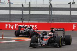 Jenson Button, McLaren MP4-30 davanti al compagno di squadra Fernando Alonso, McLaren MP4-30