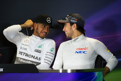 Lewis Hamilton, Mercedes AMG F1 y Sergio Pérez, Sahara Force India F1 en la conferencia de prensa de