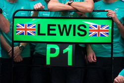 Pitbord voor winnaar Lewis Hamilton, Mercedes AMG F1 bij viering