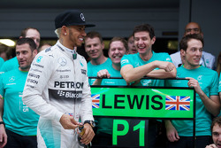 Победитель гонки - Льюис Хэмилтон, Mercedes AMG F1 празднует с командой