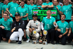 Le vainqueur Lewis Hamilton, Mercedes AMG F1 fête sa victoire avec son équipier Nico Rosberg, Mercedes AMG F1 et l'équipe