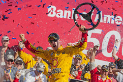 Le vainqueur Joey Logano, Team Penske Ford