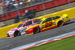 Kyle Busch, Joe Gibbs Racing Toyota e Joey Logano, Team Penske Ford