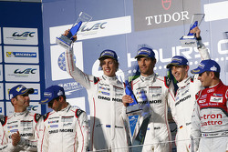 Podium: winnaars Timo Bernhard, Mark Webber, Brendon Hartley, Porsche Team