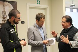 Sylvain Guintoli all'interno del megastore Oram