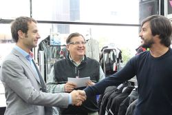 Sylvain Guintoli all'interno del megastore Oram