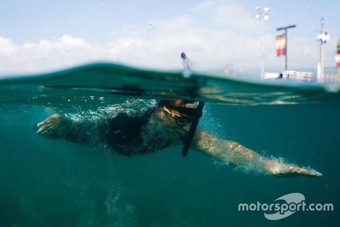 Alex Zanardi compite en el Triatlón Ironman de Hawaii