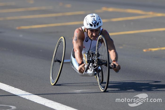 Alex Zanardi compite en el Triatlón Ironman de Hawaii