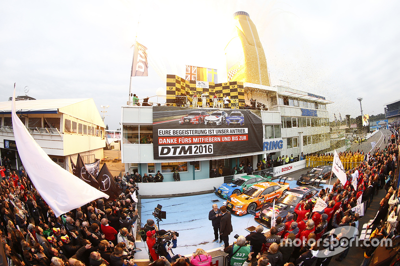 Podio campeonato: Pascal Wehrlein, HWA AG Mercedes-AMG C63 DTM