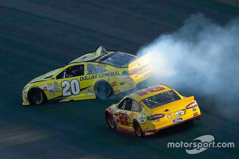 Matt Kenseth, Joey Logano'nun önünde spin atıyor