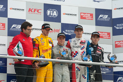 Campeonato Podio: segundo lugar Antonio Giovinazzi, Jagonya Ayam con Carlin Dallara Volkswagen 2015
