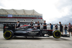 La McLaren MP4-30 di Fernando Alonso, McLaren nel box