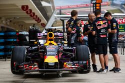 Daniel Ricciardo'nun Red Bull Racing RB11'i pitte