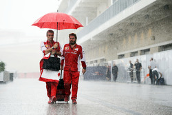 Maurizio Arrivabene, Ferrari-Teamchef, mit Gino Rosato, Ferrari, im nassen Fahrerlager