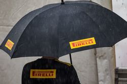 Paraguas de Pirelli en la lluvia