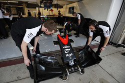 McLaren-Mechaniker mit Frontpartie