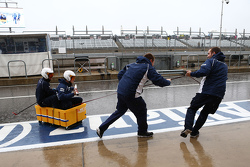 The Williams houden een bootrace in de paddock