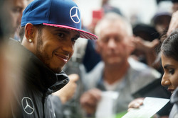 Lewis Hamilton, Mercedes AMG F1 avec des fans