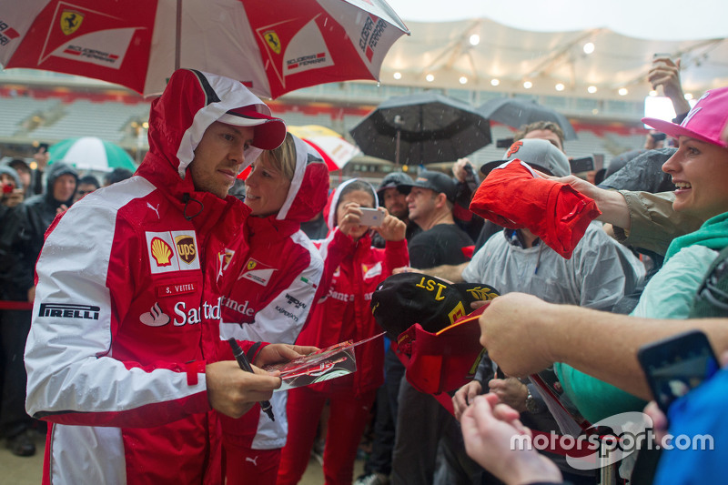 Hinaus in den Regen - für die Fans