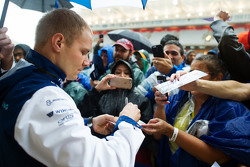 Valtteri Bottas, Williams signeert handtekeningen voor de fans