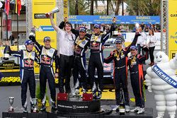 Podio: ganadores Andreas Mikkelsen y Ola Floene, Volkswagen Motorsport, segundo lugar Jari-Matti Lat