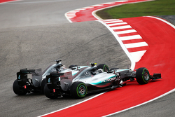 Nico Rosberg, Mercedes et Lewis Hamilton, Mercedes se touchent au premier virage