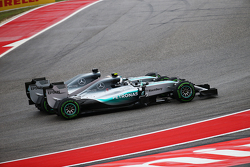 Nico Rosberg, Mercedes et Lewis Hamilton, Mercedes se touchent au premier virage
