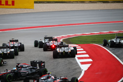 Lewis Hamilton, Mercedes AMG F1 W06 conduce al comienzo de la carrera como Nico Rosberg y Mercedes A