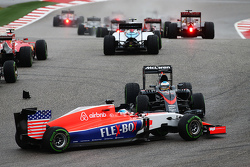Fernando Alonso, McLaren MP4-30 spint bij de start voor Will Stevens, Manor Marussia F1 Team