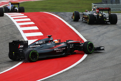 Фернандо Алонсо, McLaren MP4-30 разворачивает на старте гонки