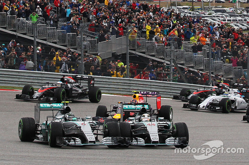 Nico Rosberg, Mercedes AMG F1 W06, und Lewis Hamilton, Mercedes AMG F1 W06, im Zweikampf