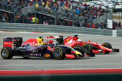 Даниил Квят, Red Bull Racing RB11 и Себастьян Феттель, Ferrari SF15-T борьба за позицию