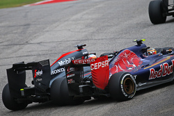 Carlos Sainz Jr., Scuderia Toro Rosso STR10 en Fernando Alonso, McLaren MP4-30 gevecht voor positie