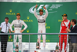 El podio: segundo lugar de Nico Rosberg, de Mercedes AMG F1, ganador de la carrera y mundo campeón Lewis Hamilton, Mercedes AMG F1 y tercer lugar Sebastian Vettel, Ferrari