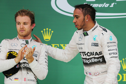 Podium : Le vainqueur de la course et Champion du Monde Lewis Hamilton, Mercedes AMG F1 Team avec le deuxième Nico Rosberg, Mercedes AMG F1