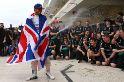 Ganador de la carrera y Campeón del Mundo Lewis Hamilton, Mercedes AMG F1 celebra con el equipo