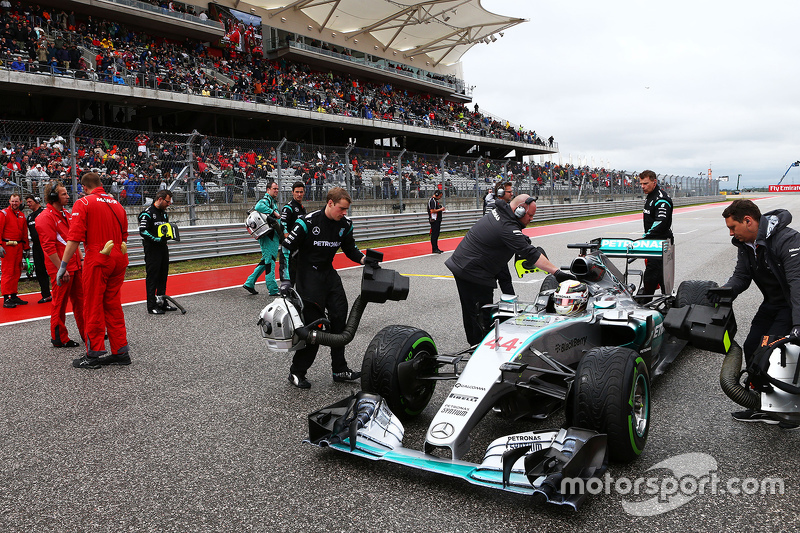 Lewis Hamilton, Mercedes AMG F1 W06 en la parrilla