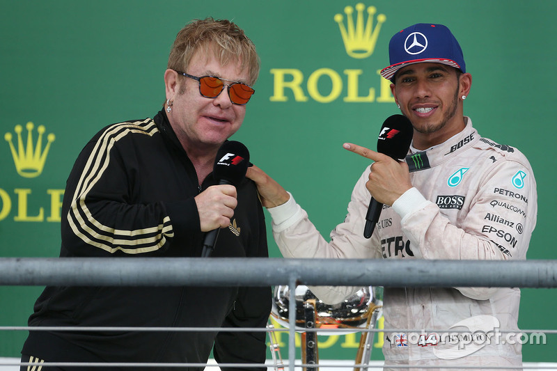 1.Lewis Hamilton, Mercedes AMG F1 W06, mit Elton John