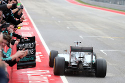 Льюис Хэмилтон, Mercedes AMG F1 W06 пересекает финишную черту первым