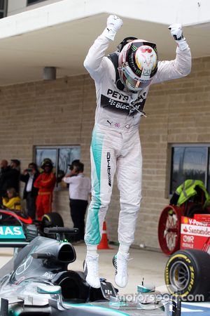 Winnaar en wereldkampioen Lewis Hamilton, Mercedes AMG F1 W06 viert in parc ferme