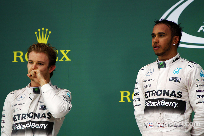 Podium: segundo lugar, Nico Rosberg, Mercedes AMG F1 y el ganador de la carrera y campeón del mundo,