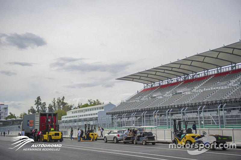 Llegada de equipo de las Escuderías al Autódromo Hermanos Rodríguez