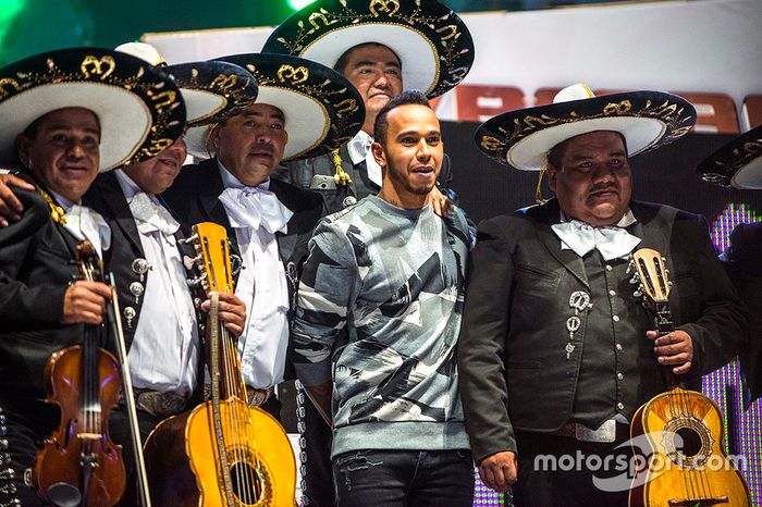 Lewis Hamilton, Mercedes posa con unos Mariachis en la Arena México