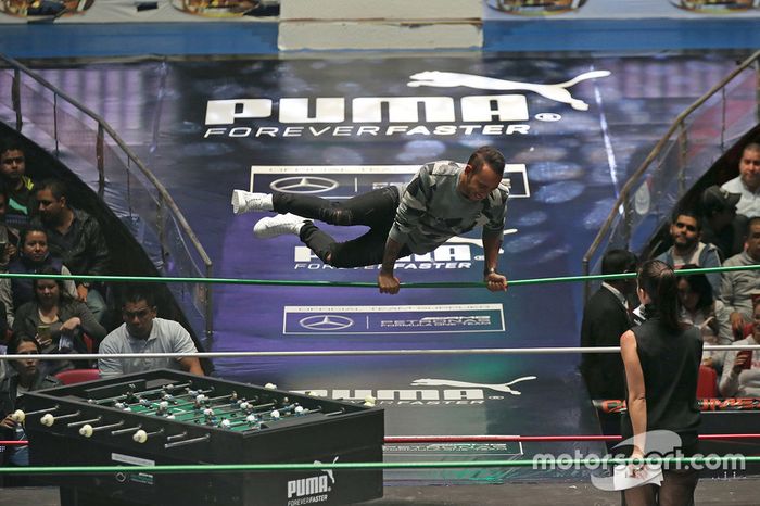 Lewis Hamilton participa en un evento de lucha libre mexicana en la ciudad de México